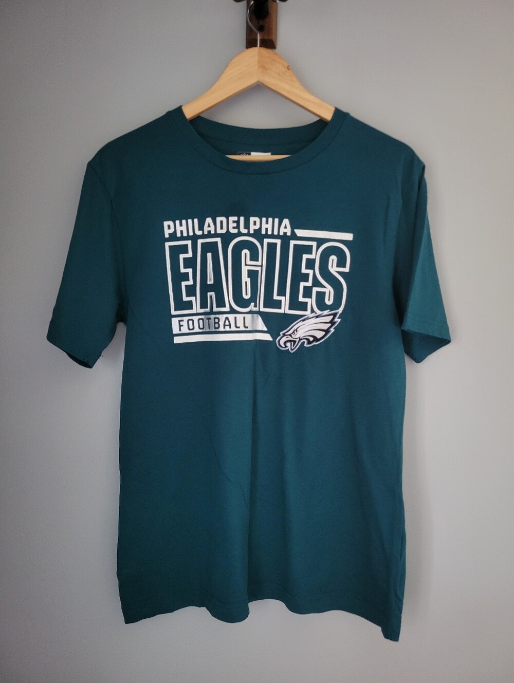 Philadelphia Eagles Mens Size M T-Shirt Embroidered NFL Team Apparel